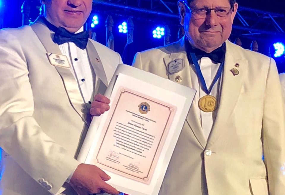 Presidente de la Corporación de Rehabilitación Club de Leones de Ancud recibe reconocimiento